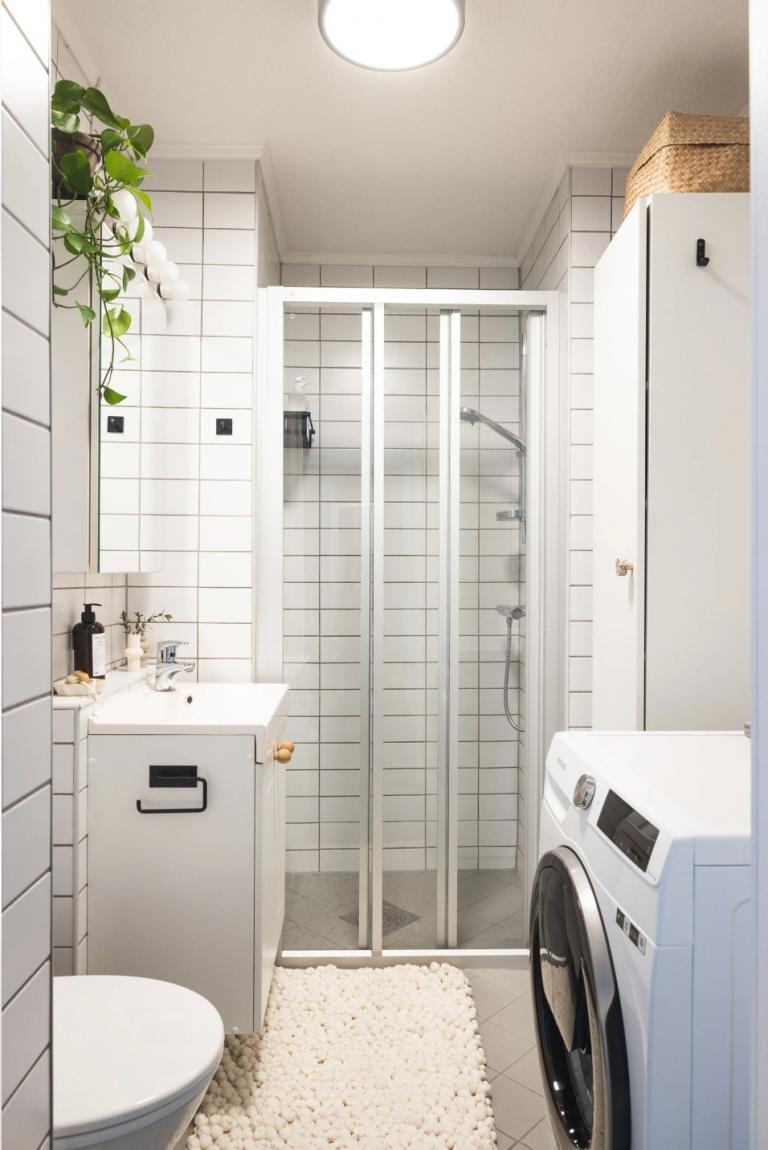 Flislagt bad med varmekabler og romslig dusj. Skap og vaskemakin inkl.